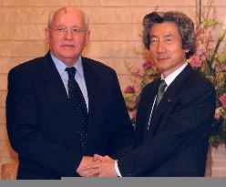 Koizumi meets with Gorbachev